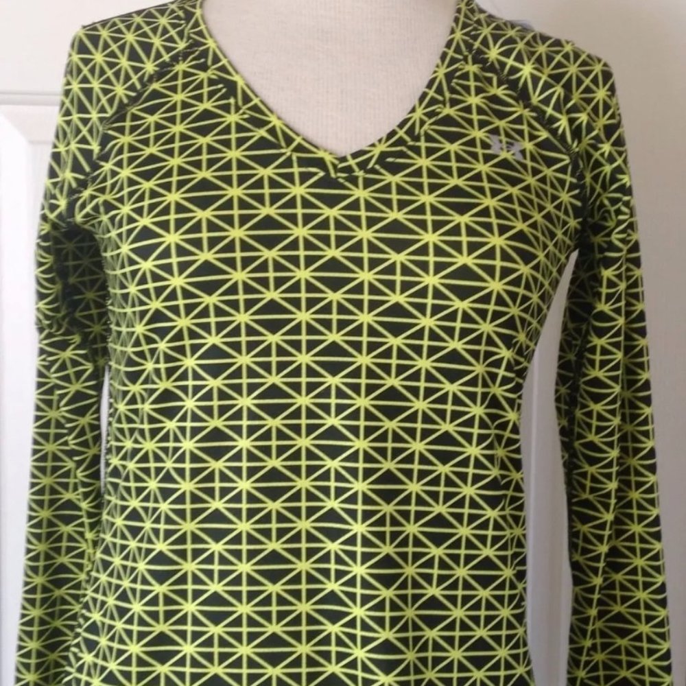Under Armour Womens HeatGear Printed V-Neck Long Sleeve Moisture Wicking Shirt